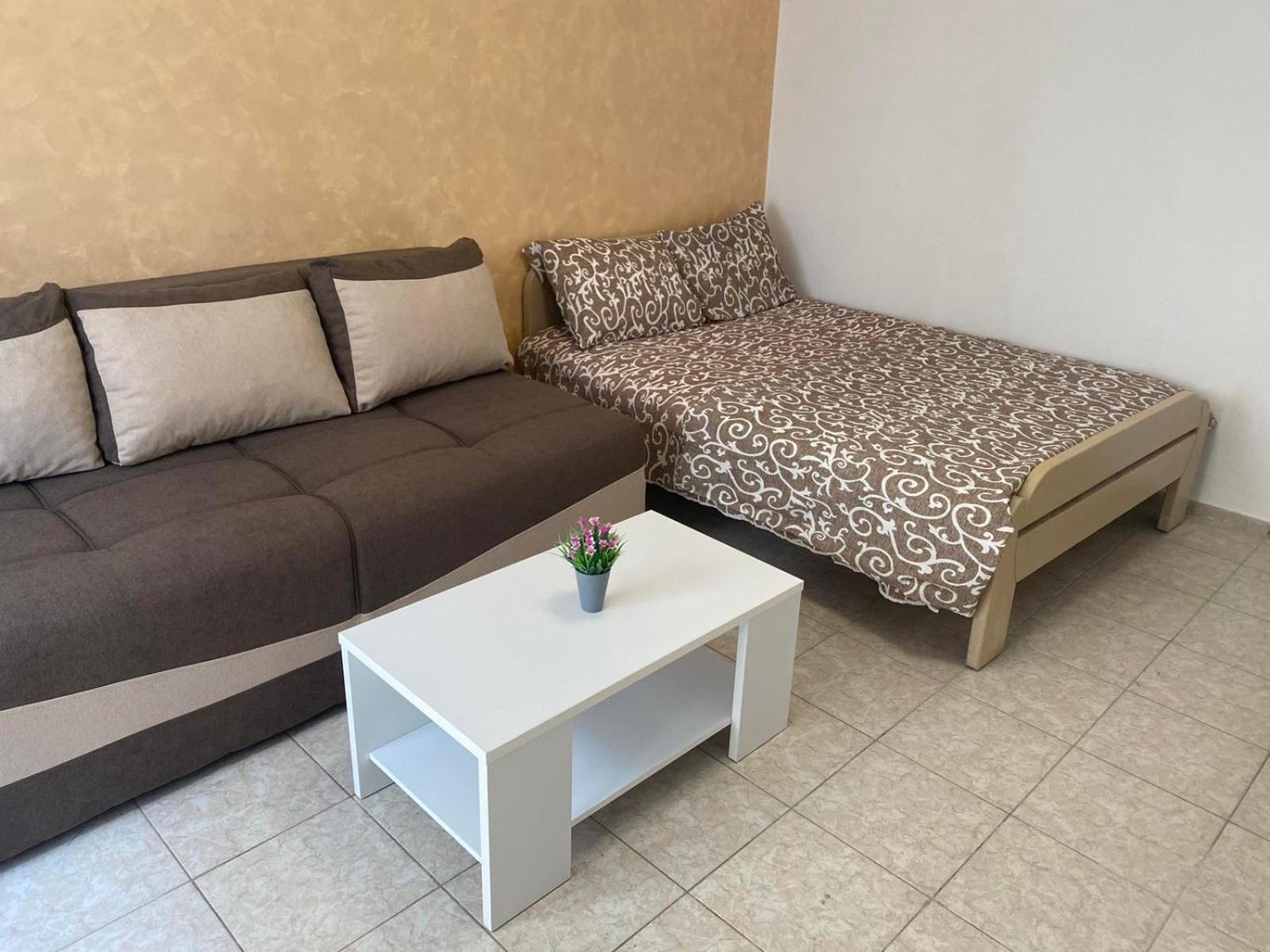 Marojevic, Apartman Bar