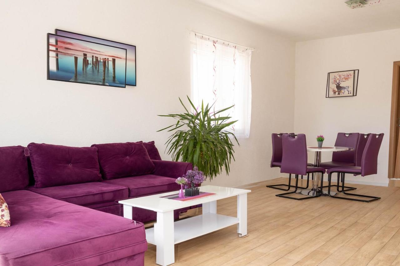 Marojevic, Apartment Bar